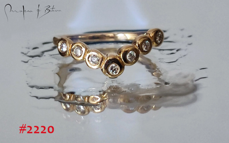 Anillo de oro amarillo con una disposición de diamantes en forma de V invertida, modelo #2220 de Malena de Botana.