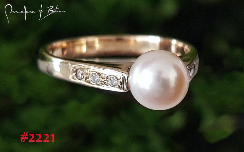 Anillo de oro amarillo con una perla cultivada y una banda con pequeños diamantes, modelo #2221 de Malena de Botana.