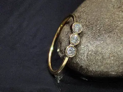 Anillo de oro con tres diamantes redondos. Número de artículo: #2205.