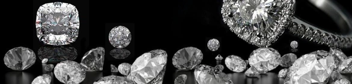 Imagen en blanco y negro sobre fondo negro. En primer plano, a la derecha, se muestra un anillo de compromiso con un diamante central rodeado por un halo de diamantes más pequeños en un engaste cuadrado. En la parte inferior de la imagen, se observan varios diamantes sueltos de diferentes tamaños y cortes, reflejando la luz.
