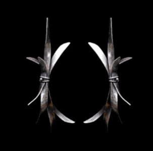 Par de pendientes de diseño contemporáneo que evocan formas orgánicas abstractas, posiblemente inspiradas en la naturaleza. La imagen, sobre un fondo negro, resalta las líneas y texturas de las piezas, ilustrando las tendencias innovadoras y artísticas que se exploran en el post Joyería Contemporánea.