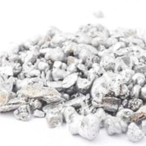 Imagen representativa de la plata 999 o plata pura. lingote de plata, joya de plata con un acabado pulido, o objetos de plata con sello 999 si aplica. Esta imagen acompaña al post Plata 999 o Plata Pura, que profundiza en las características, usos y valor de este metal precioso en su forma más pura.