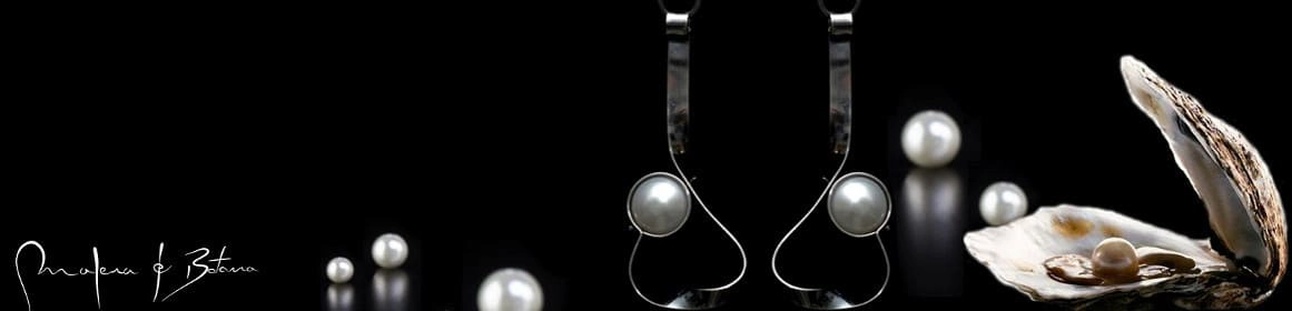 Composición artística sobre fondo negro mostrando diferentes tipos de perlas: sueltas, en joyería y dentro de una ostra abierta, ilustrando la diversidad en la producción de perlas
