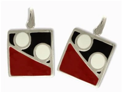 Pendientes de plata con un diseño geométrico que combina colores rojo, negro y blanco, presentando una estética moderna y artística.