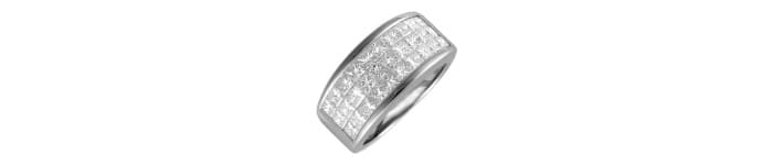 La imagen muestra un anillo con un engaste de diamantes pavé, en el que numerosos diamantes pequeños están colocados juntos en una banda continua alrededor del anillo. Esto crea un efecto brillante y uniforme a lo largo de la banda.