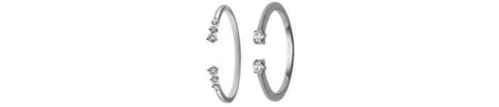 La imagen muestra un par de aros o argollas de compromiso que presentan una montura de metal precioso, probablemente oro blanco, con múltiples diamantes engastados a lo largo de la circunferencia.
A diferencia de los tradicionales anillos de solitario o de halo, estos aros carecen de una piedra central dominante. En su lugar, los diamantes se distribuyen de manera uniforme alrededor de toda la banda, creando un efecto deslumbrante y lleno de destellos.