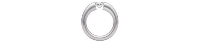 Este anillo de compromiso presenta una montura de halo que rodea el diamante central. La montura es de metal preciosa, probablemente oro blanco, con un acabado pulido. El diseño de halo crea un efecto visual de un diamante más grande, resaltando aún más la piedra central. La montura delicada y elegante enfoca la atención en el diamante, que es el elemento principal de este diseño. Los diamantes que rodean el anillo central añaden destellos adicionales, creando un efecto deslumbrante y suntuoso. Este tipo de montura de halo es una opción sofisticada y atractiva para un anillo de compromiso.