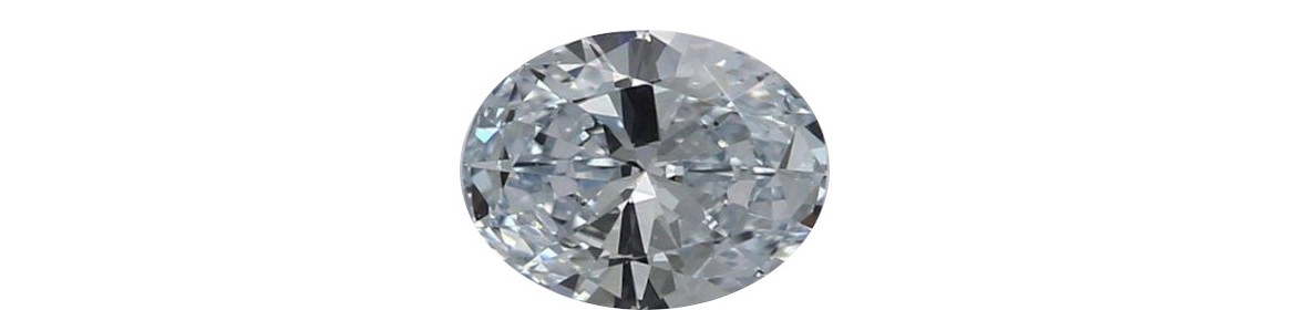 Un diamante con talla ovalada sobre un fondo blanco. La piedra preciosa muestra un brillo y una dispersión de luz excepcionales, comúnmente conocidos como fuego. Las facetas simétricas y bien definidas del diamante son claramente visibles, lo que indica una talla de alta calidad.