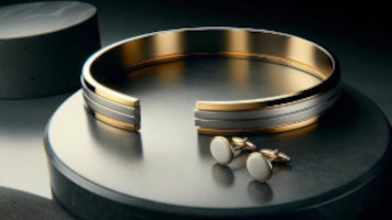 una pulsera dorada sobre un pedestal
