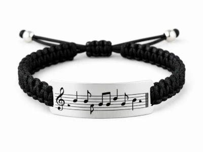 Pulsera con notas grabadas en acero plata 925, diseño artesanal de Malena de Botana.