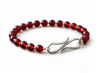 Pulsera de granate rojo con cuentas brillantes y cierre de plata diseño de Malena de Botana.