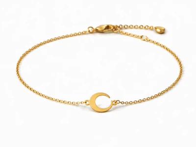 Pulsera de luna dorada minimalista sobre fondo negro, joya elegante para mujer