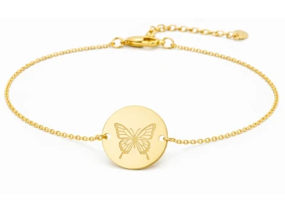Pulsera de oro con medalla de mariposa grabada, diseño elegante y minimalista