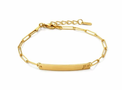 Pulsera de oro con placa grabada y diseño minimalista sobre fondo oscuro