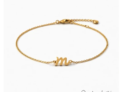 Pulsera letra M en oro 18k sobre fondo negro, joya personalizada minimalista