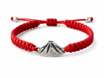 Pulsera en hilo rojo trenzado con dije de volcán en plata 925 de Malena de Botana