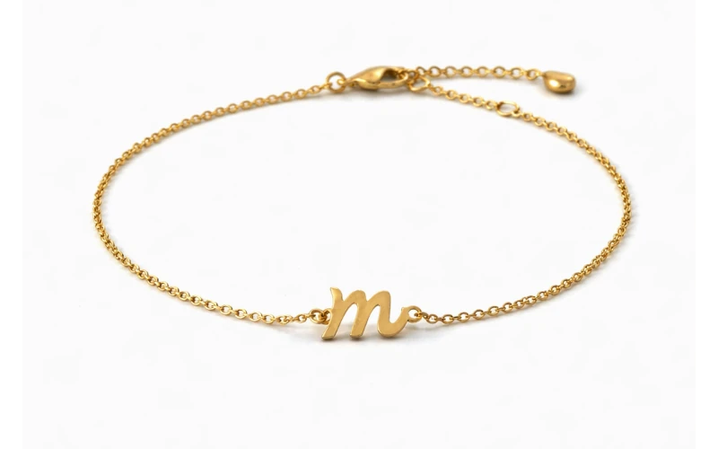 Pulsera letra M en oro 18k sobre fondo negro, joya personalizada minimalista