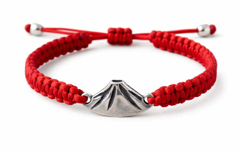 Pulsera en hilo rojo trenzado con dije de volcán en plata 925 de Malena de Botana